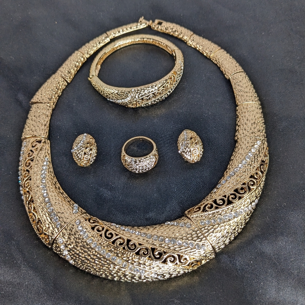 NWOT, BEAUTIFUL AFRICAN PARTY JEWELRY SET.